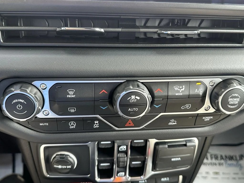 Used 2025 Green Jeep Mojave image 26
