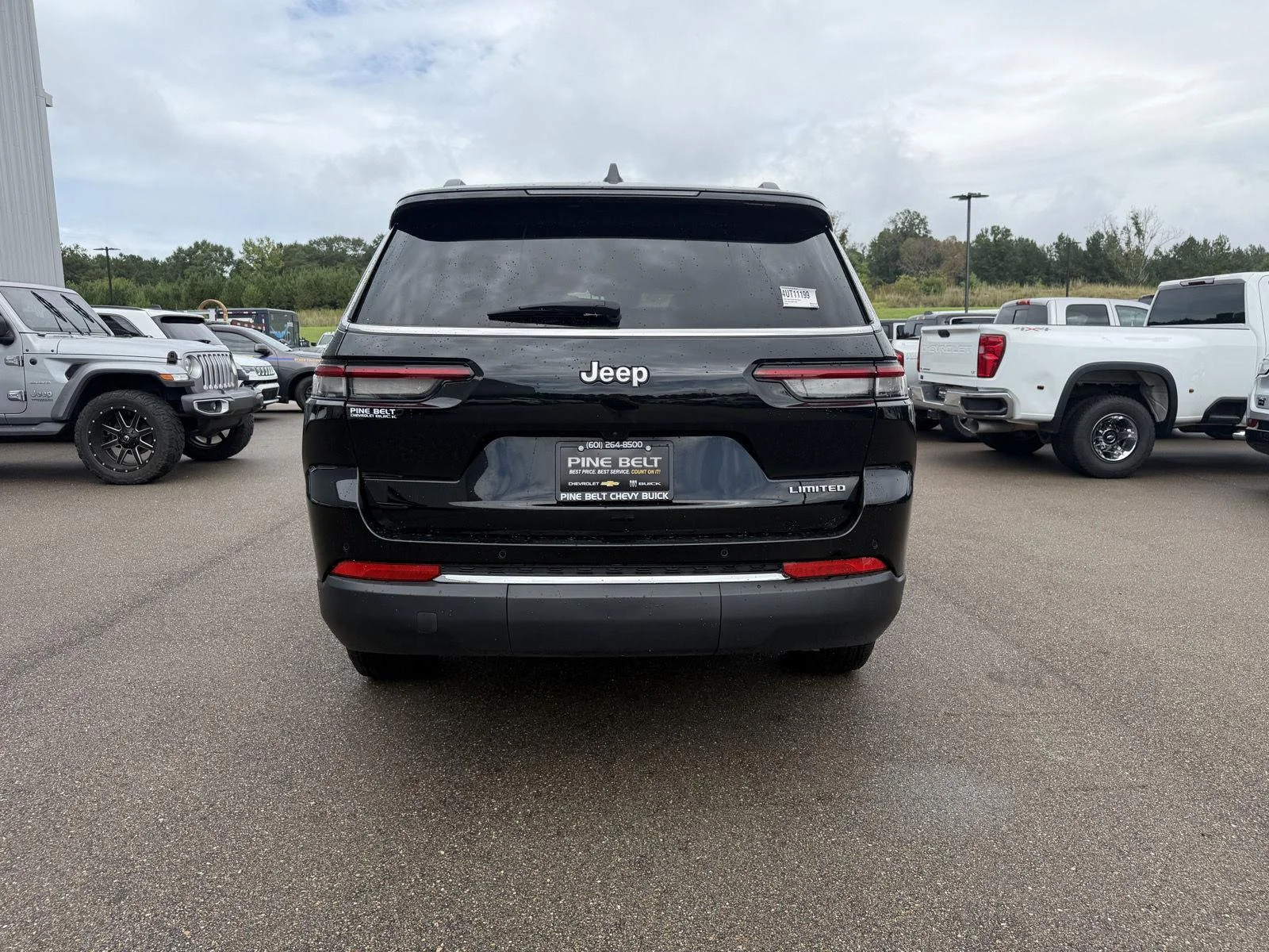 Used 2025 Diamond Black Crystal Pearlcoat Jeep Limited image 5