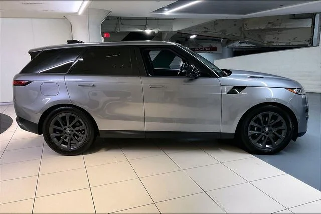 Used 2024  Land Rover SE image 9