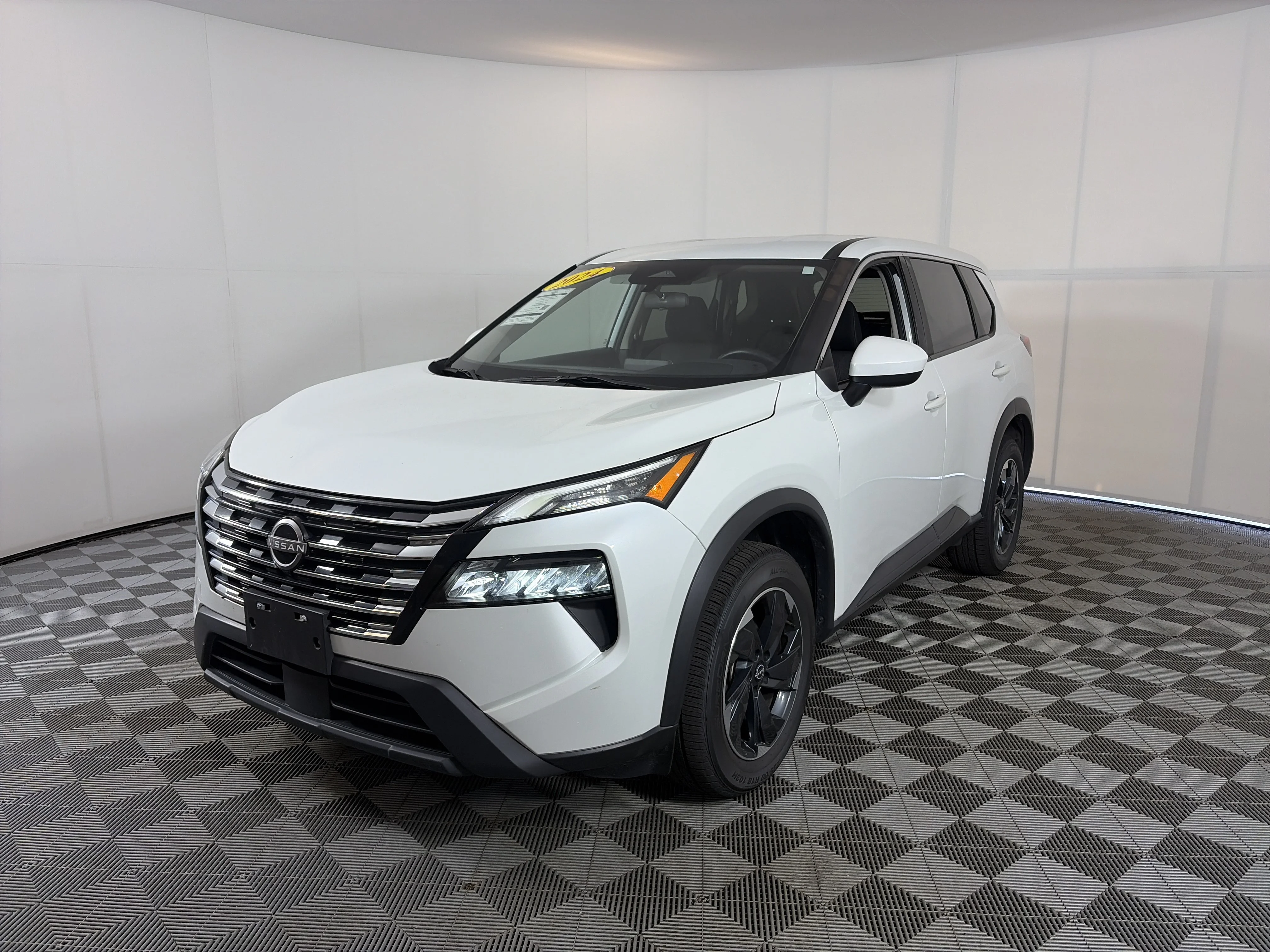 Used 2024 Everest White Pearl Nissan SV image 2