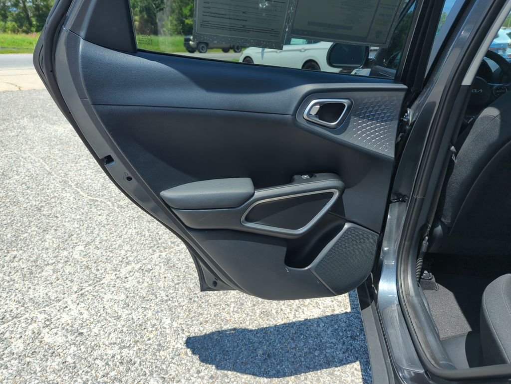 Used 2025  Kia LX image 27