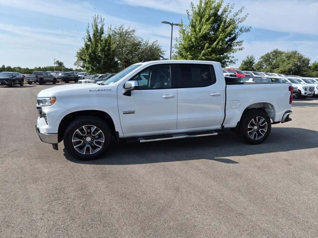 Used 2023 SUMMIT WHITE Chevrolet LT image 4