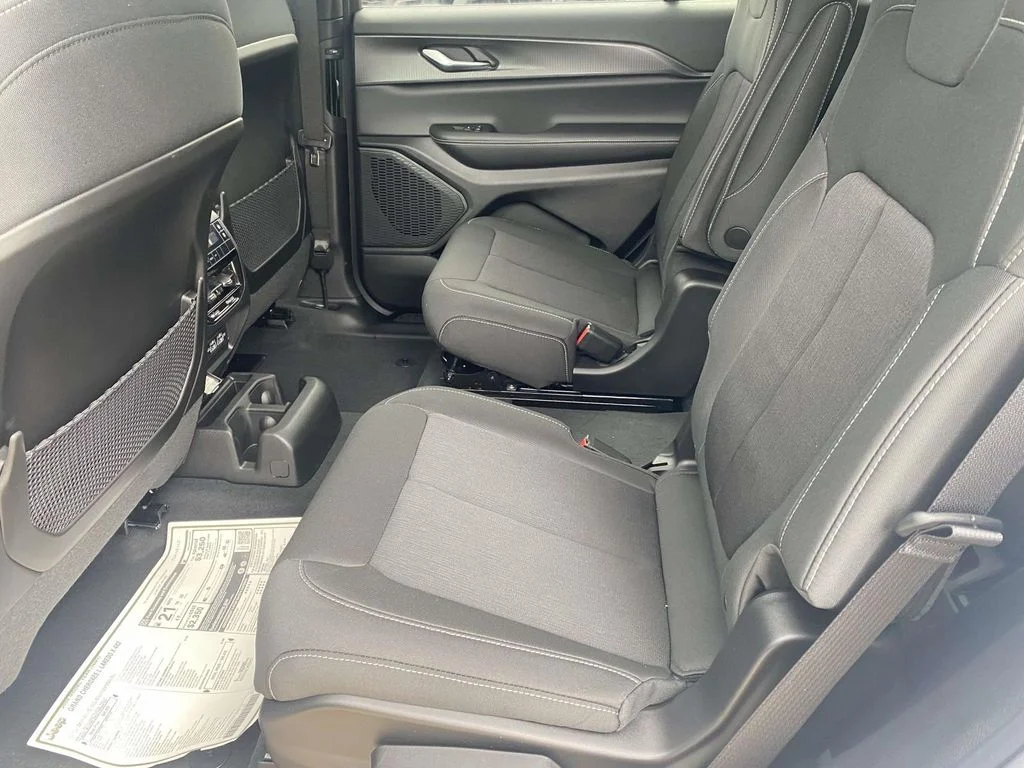 New 2026 Bright White Clear-Coat Exterior Paint Jeep Laredo X image 10