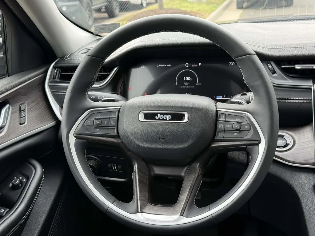 Used 2024  Jeep Limited image 19