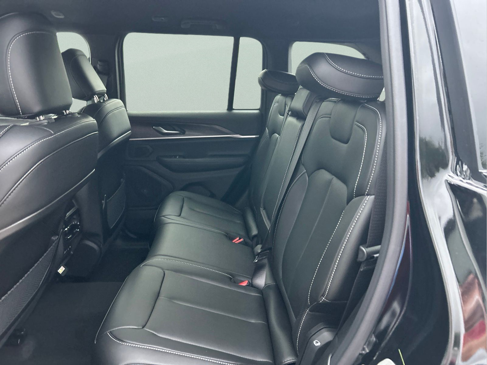 New 2026 Diamond Black Crystal Pearlcoat Jeep Limited image 10