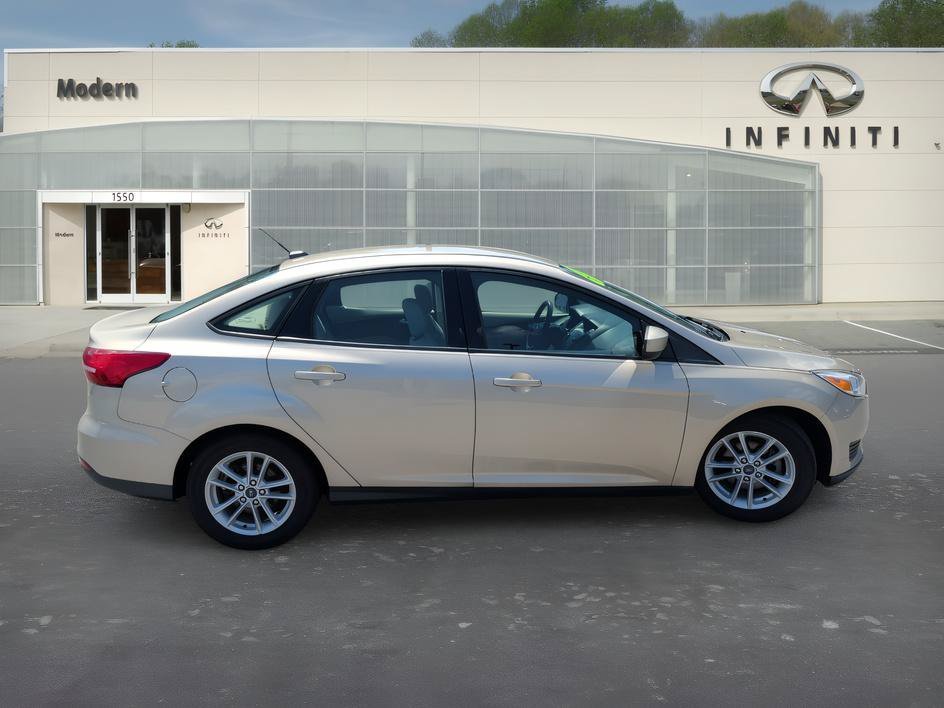 Used 2018 White Gold Metallic Ford SE image 3