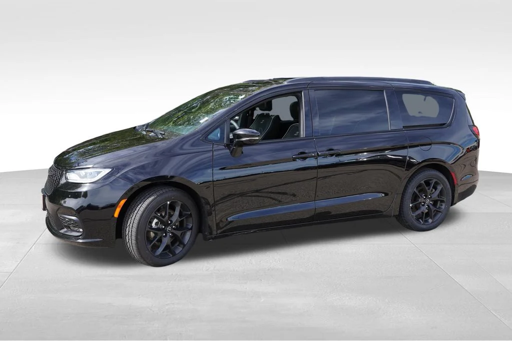 Certified Used 2025 Diamond Black Crystal Pearlcoat Chrysler Limited image 10