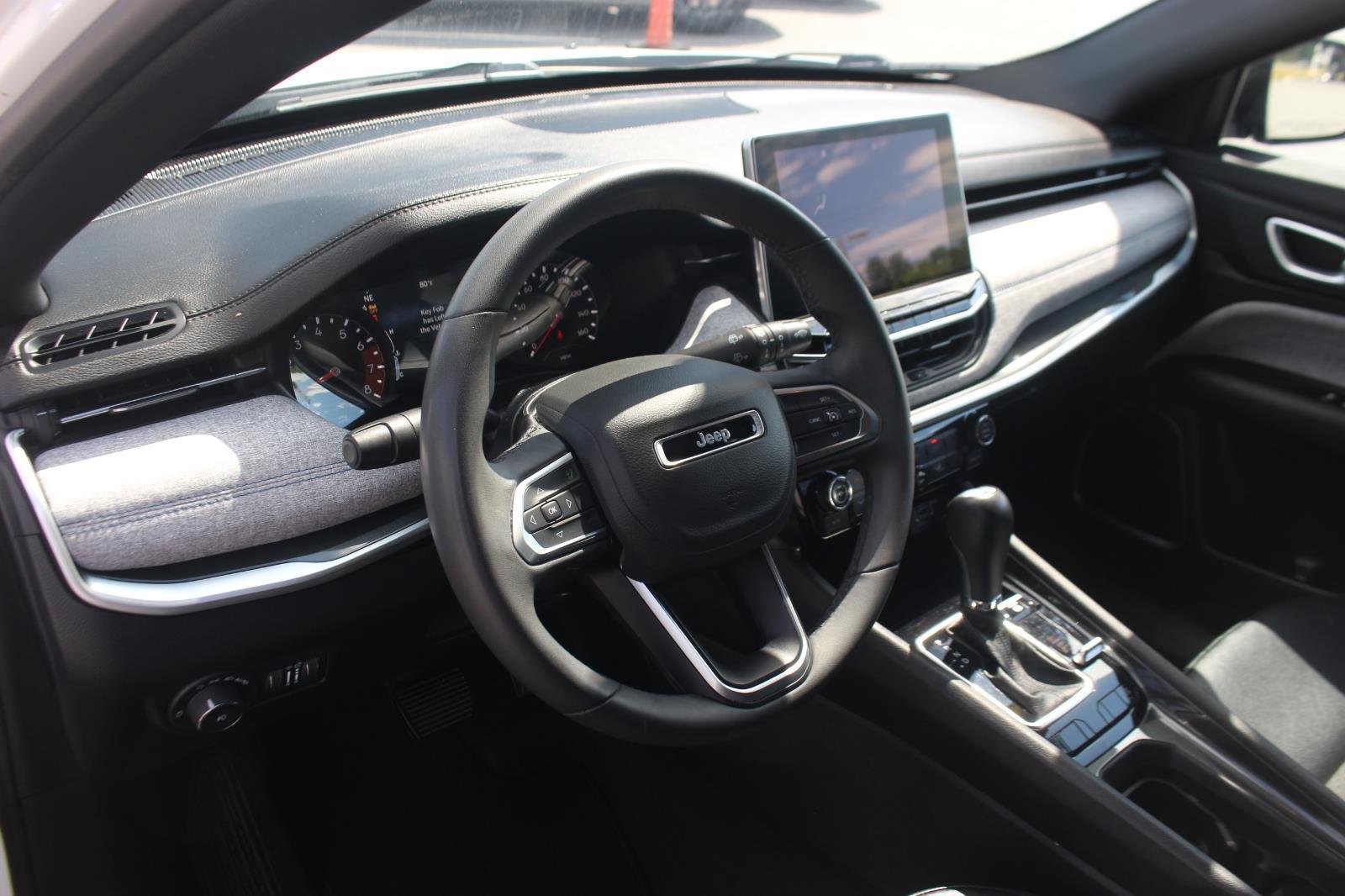 Used 2024 White Jeep Latitude image 15