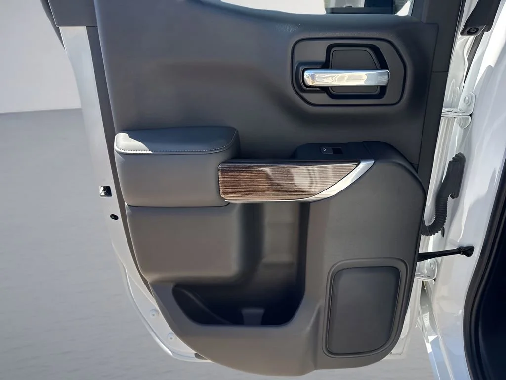 Used 2021 SUMMIT WHITE GMC Elevation image 28