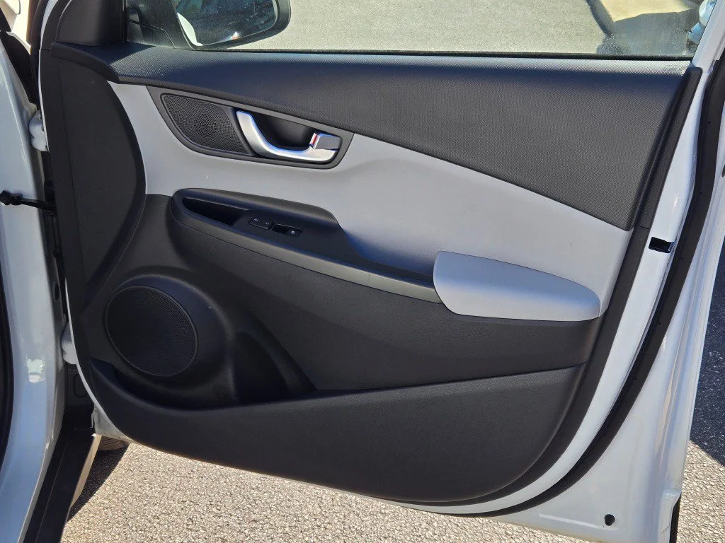 Used 2023 White Hyundai SEL image 4