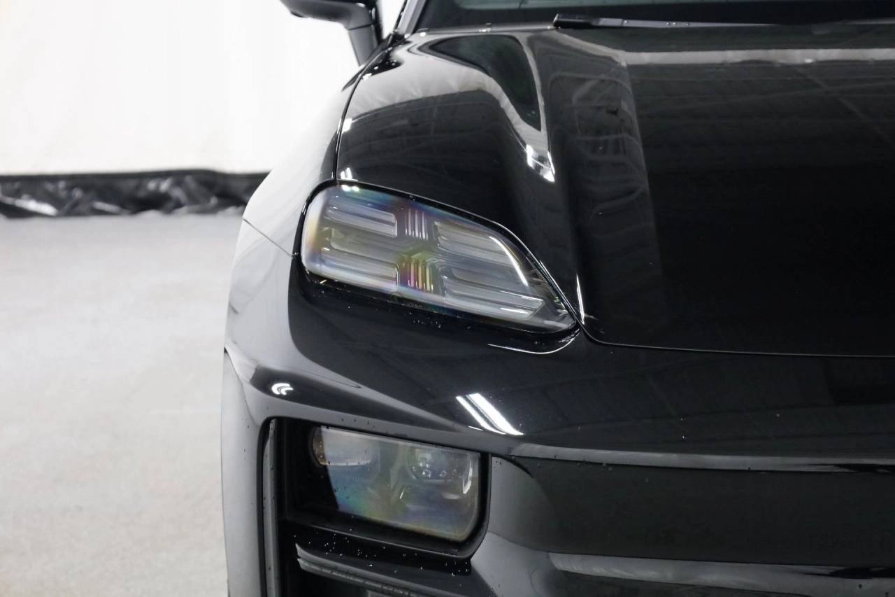 2025 Porsche Macan Turbo Electric - Photo 15