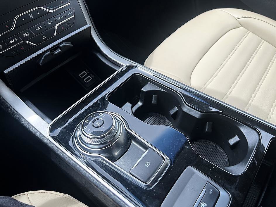 Used 2020 White Metallic Ford SEL image 17