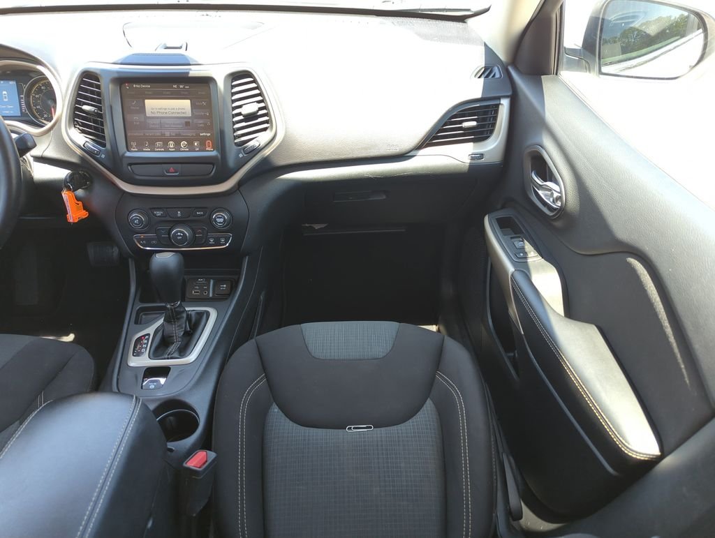 Used 2017 White Jeep Latitude image 16