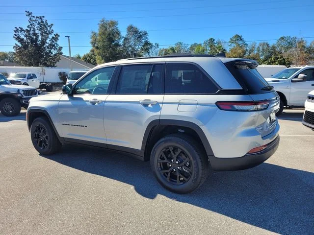 New 2026 Silver Zynith Exterior Paint Jeep Altitude image 10
