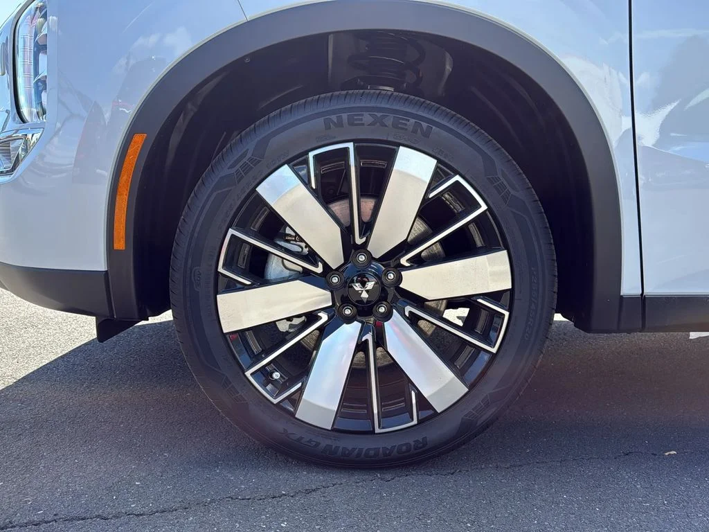 New 2026 White Diamond Mitsubishi LE image 32
