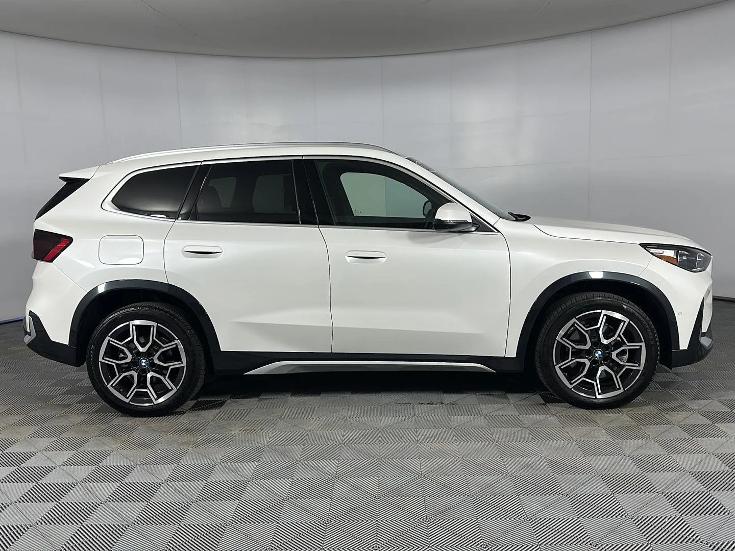Used 2025 Mineral White Metallic BMW xDrive28i image 25