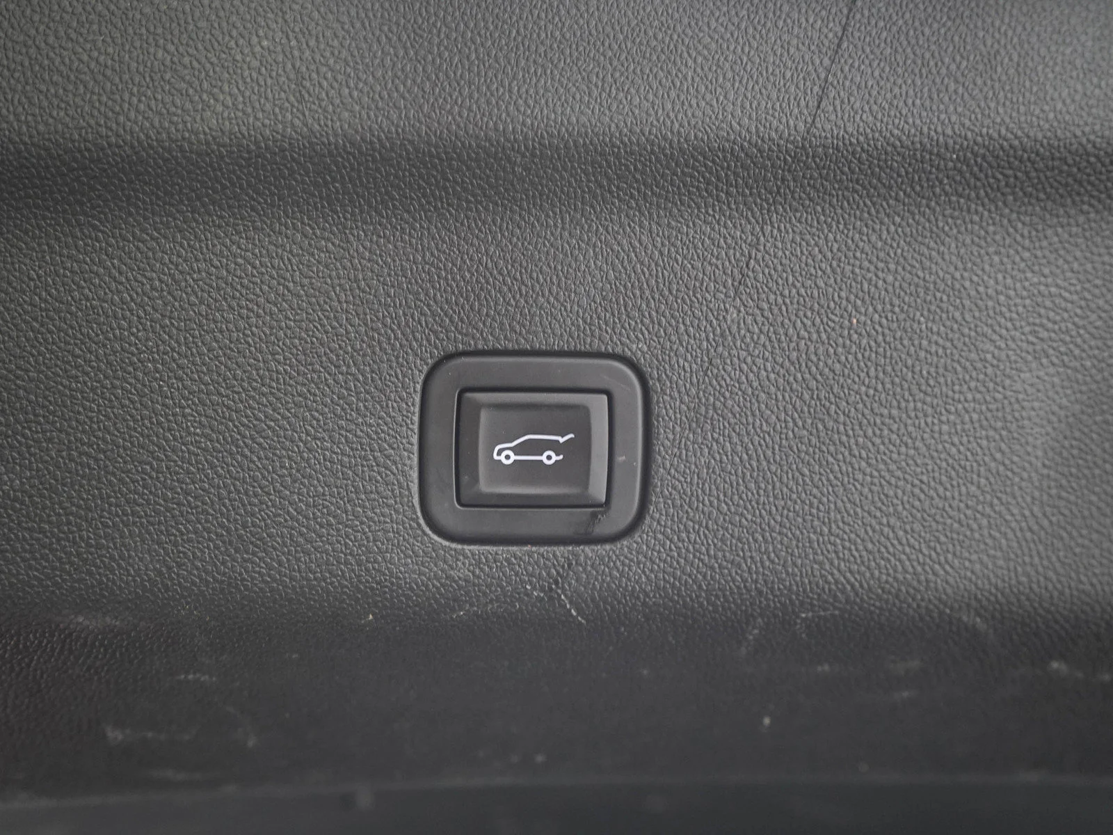 Used 2025 White Frost Tricoat GMC Denali Ultimate image 11