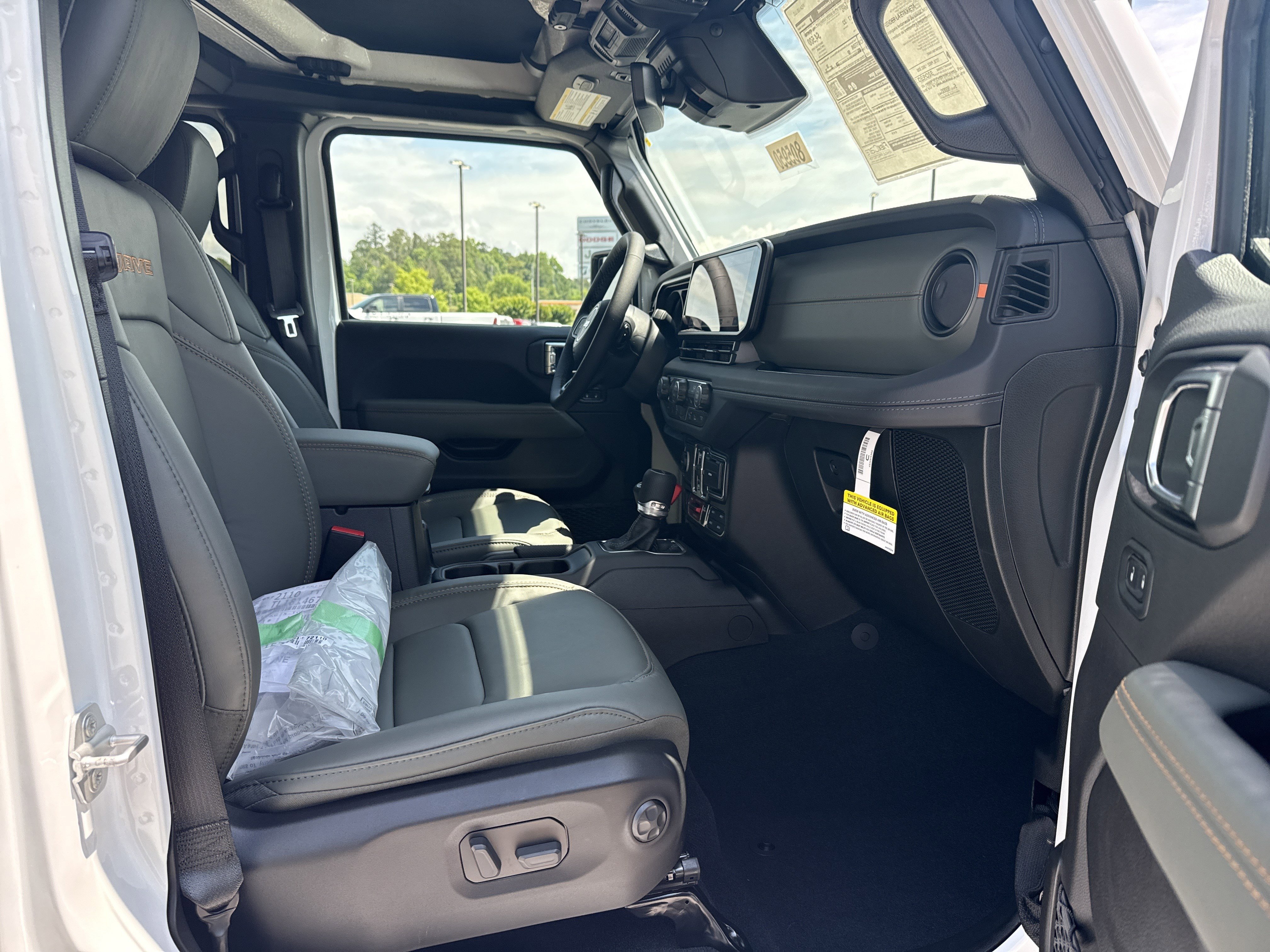 New 2026 Bright White Clear-Coat Exterior Paint Jeep Mojave X image 14