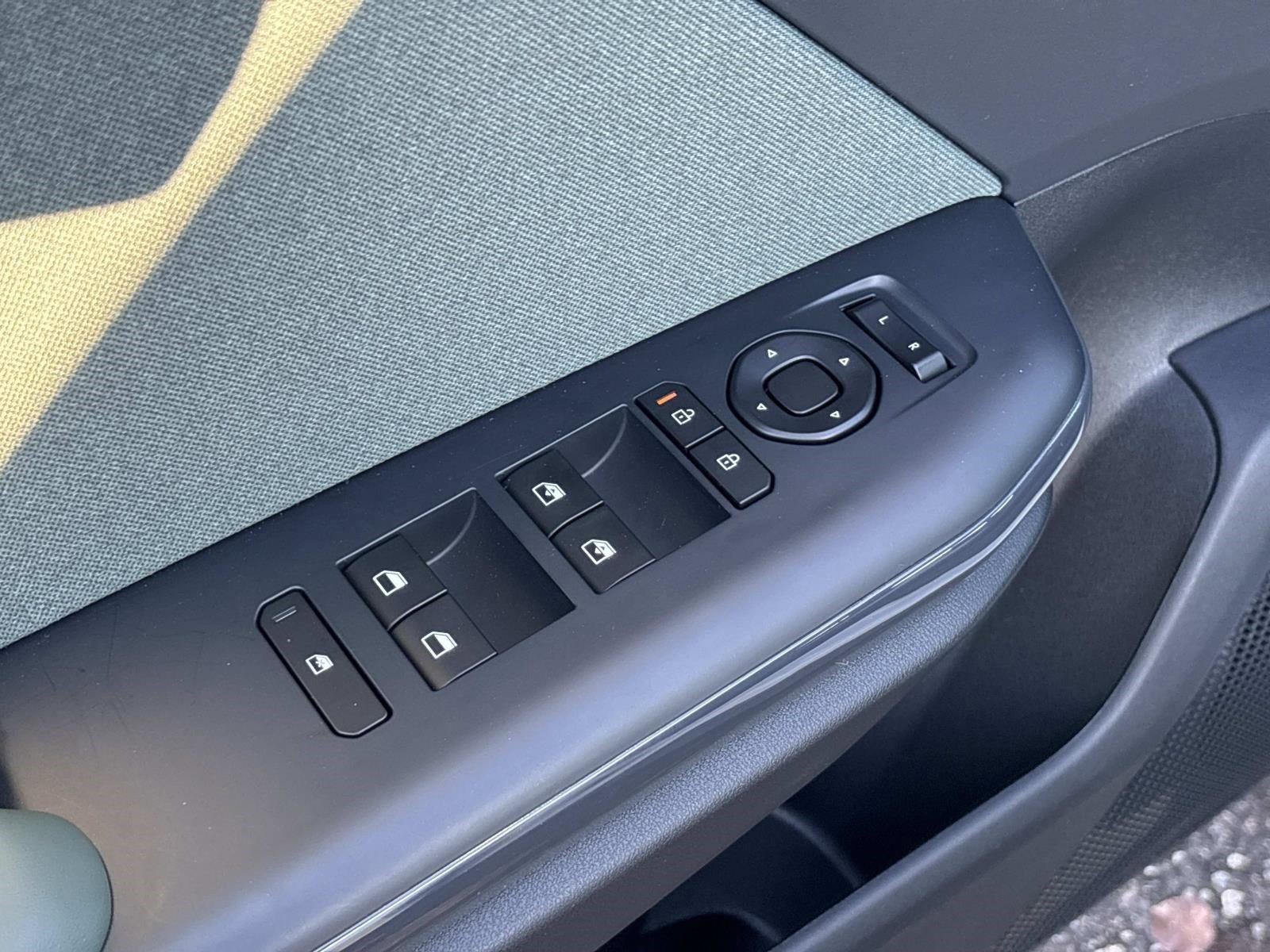 New 2025 Snow White Pearl Kia EX image 19