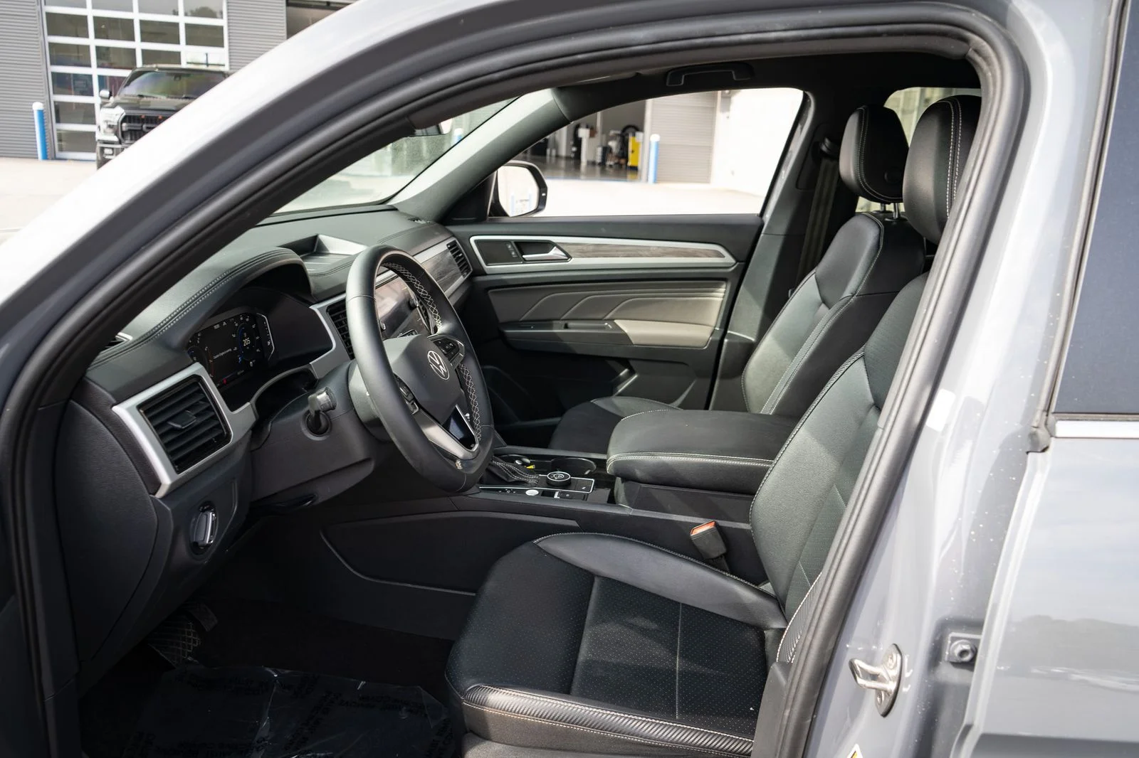 Used 2022  Volkswagen 2.0T SE w/Technology image 14