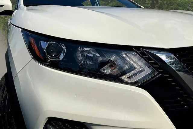 Used 2020 White Nissan SV image 30