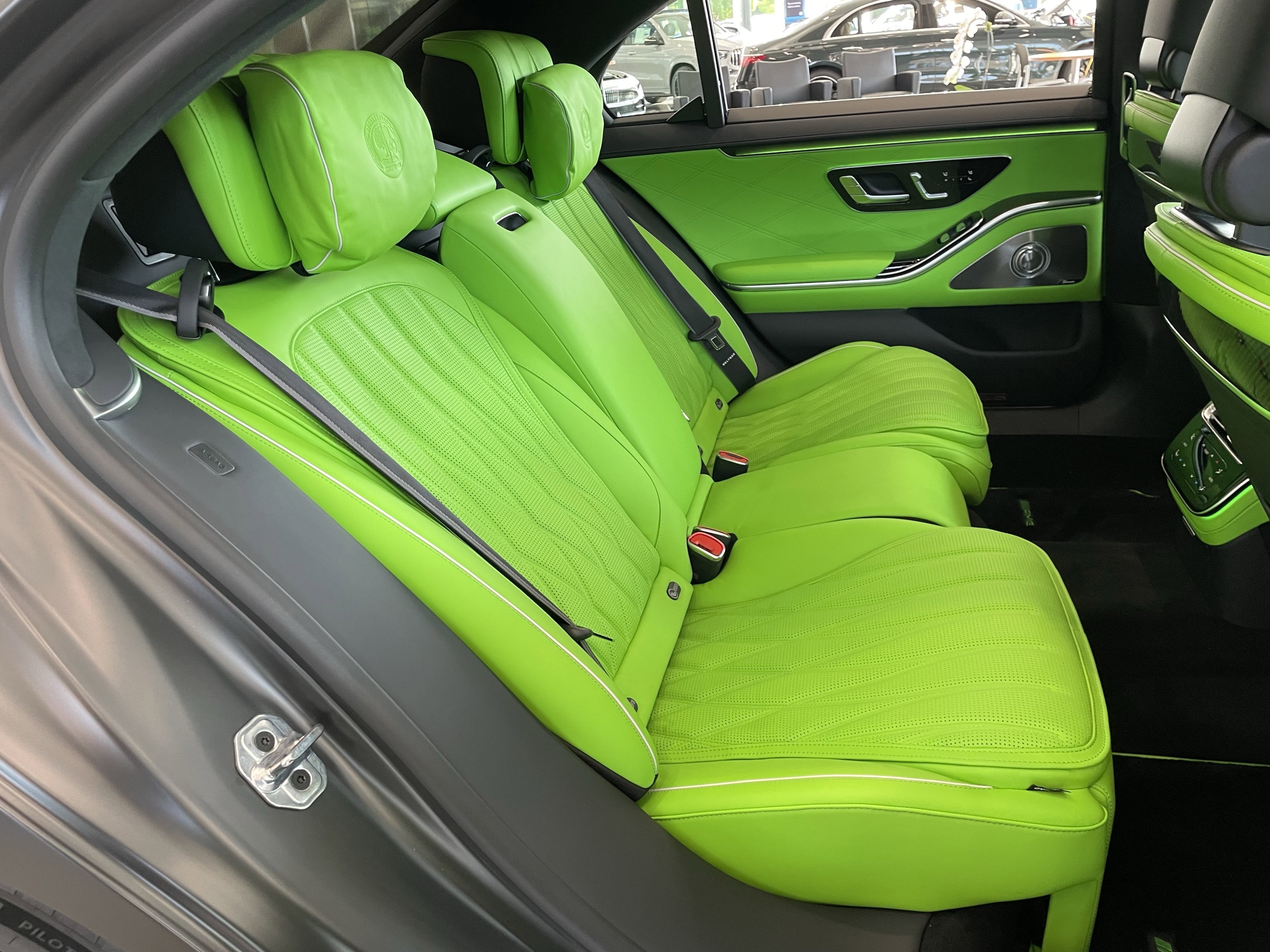 New 2026 MANUFAKTUR Graphite Grey Magno Mercedes-Benz AMG® S 63 E 4MATIC® Sedan image 39
