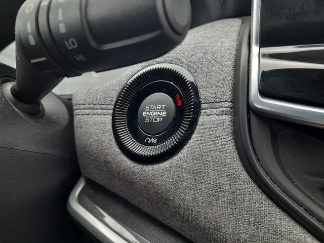 Used 2024 Silver Jeep Latitude image 19