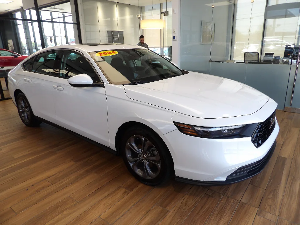Used 2024 WHITE Honda EX image 3