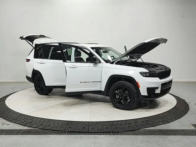 Used 2024 White Jeep Altitude X image 10