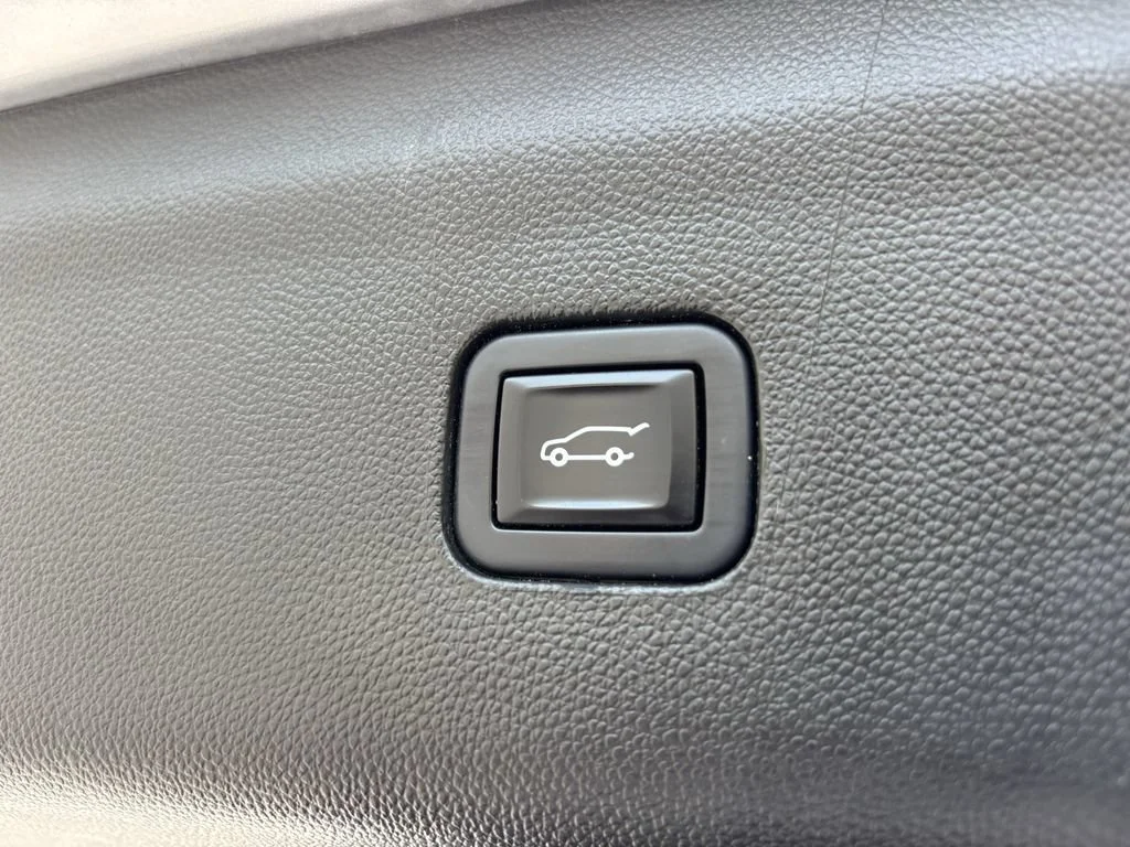 Used 2022 Includes Pitch Dark Night lower exterior accent color.) Buick Premium image 19