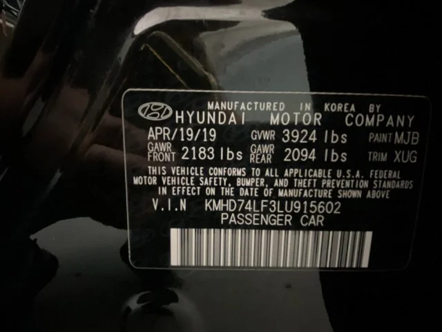 Used 2020 Black Hyundai SE image 26