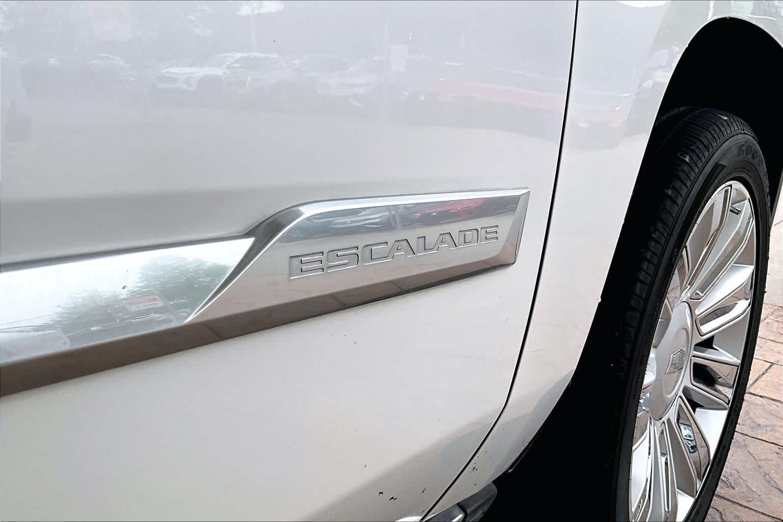 Used 2020 Crystal White Tricoat Cadillac Platinum image 28