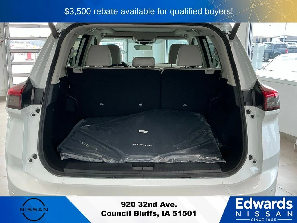 New 2026 Everest White Pearl TriCoat Nissan Dark Armor™ image 8