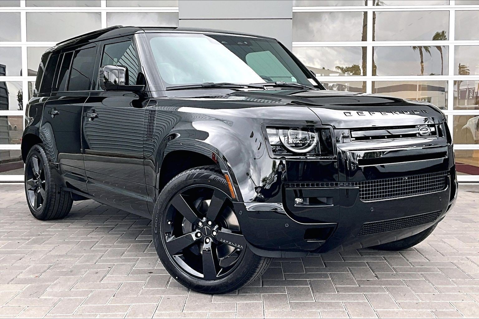 New 2026 Santorini Black Land Rover X-Dynamic SE image 2