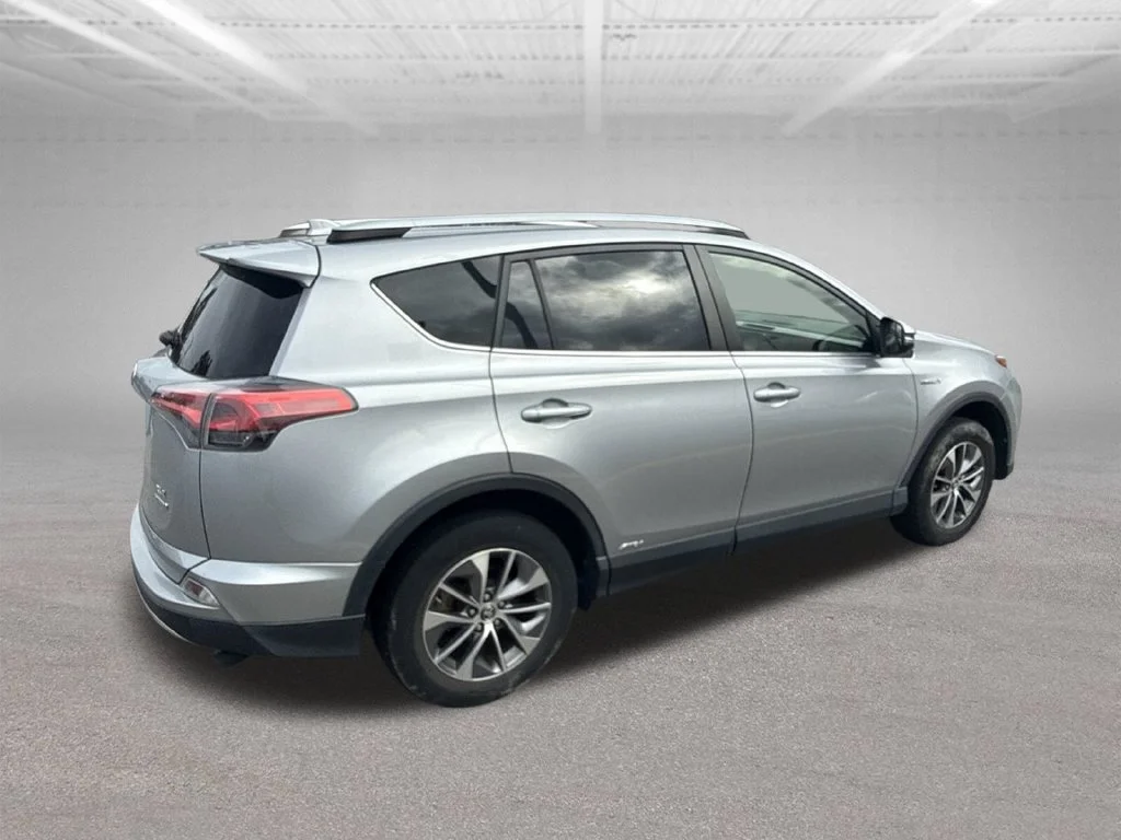 Used 2017 Silver Toyota XLE image 2