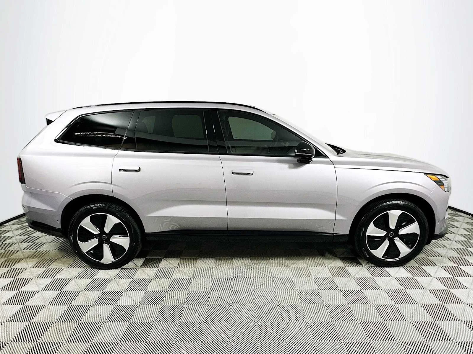 New 2026 Aurora Silver Volvo Plus image 8