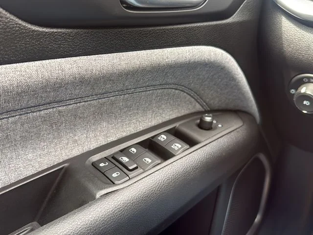 Used 2022 Silver Jeep Latitude image 25
