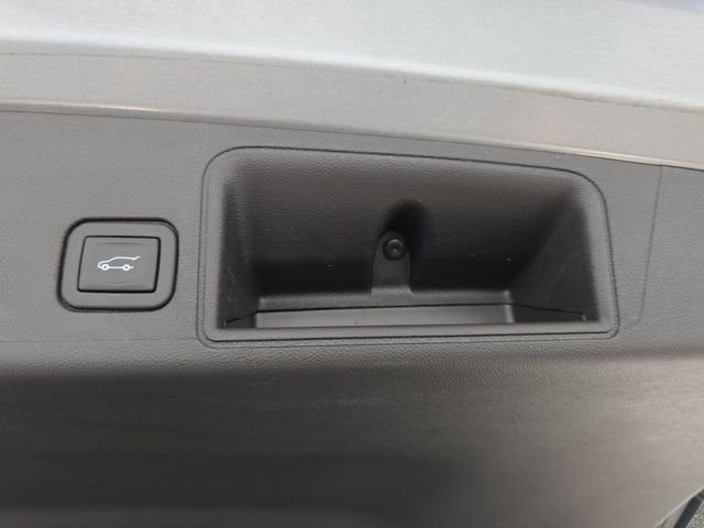 Used 2023 Silver GMC SLT image 33