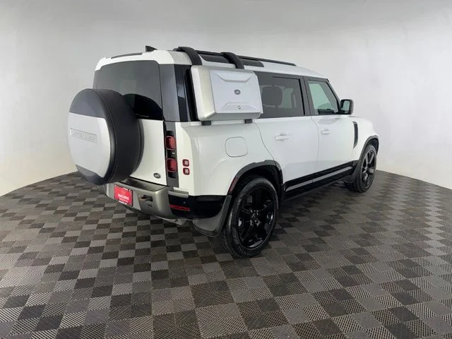 Used 2022 White Land Rover X-Dynamic HSE image 5