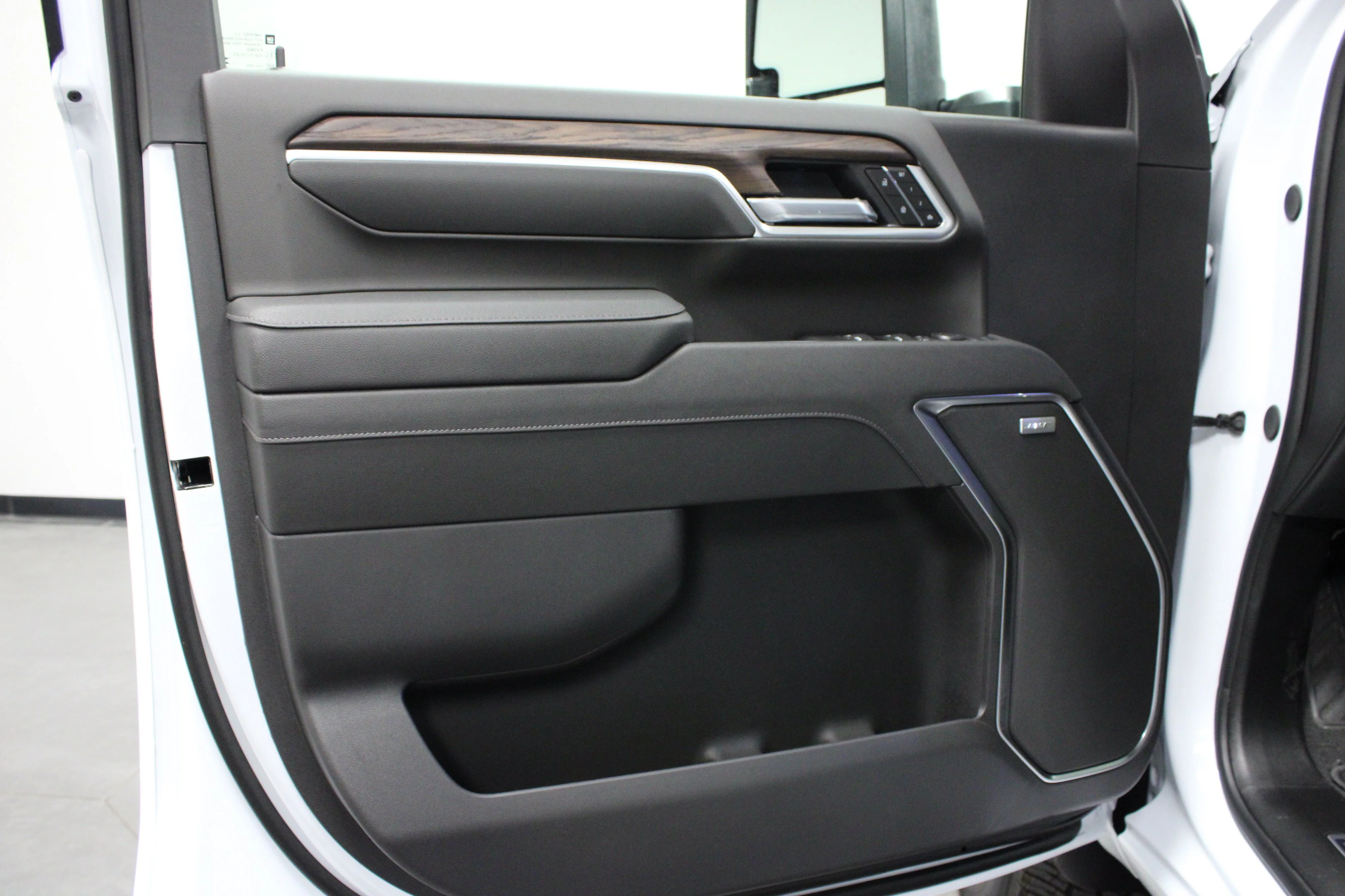 New 2026 Glacier White Tricoat GMC SLT image 11