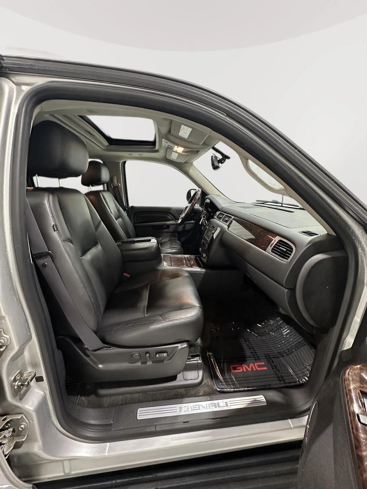 Used 2011 PURE SILVER METALLIC GMC Denali image 25