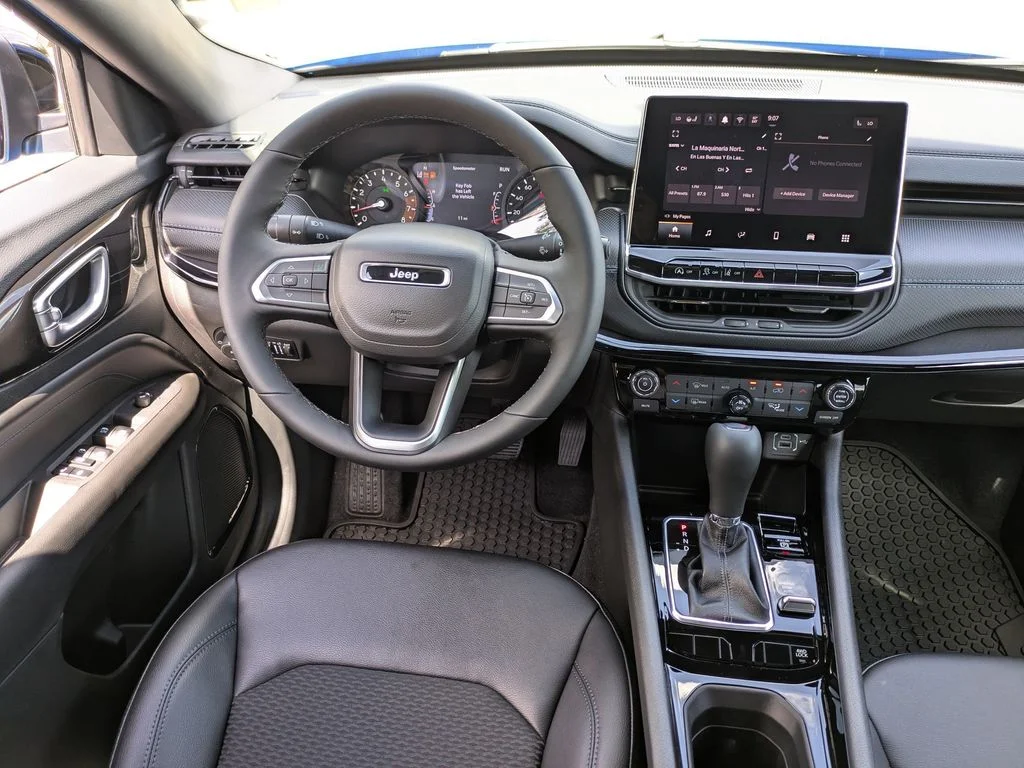 New 2026 Hydro Blue Pearl-Coat Exterior Paint Jeep Latitude image 19