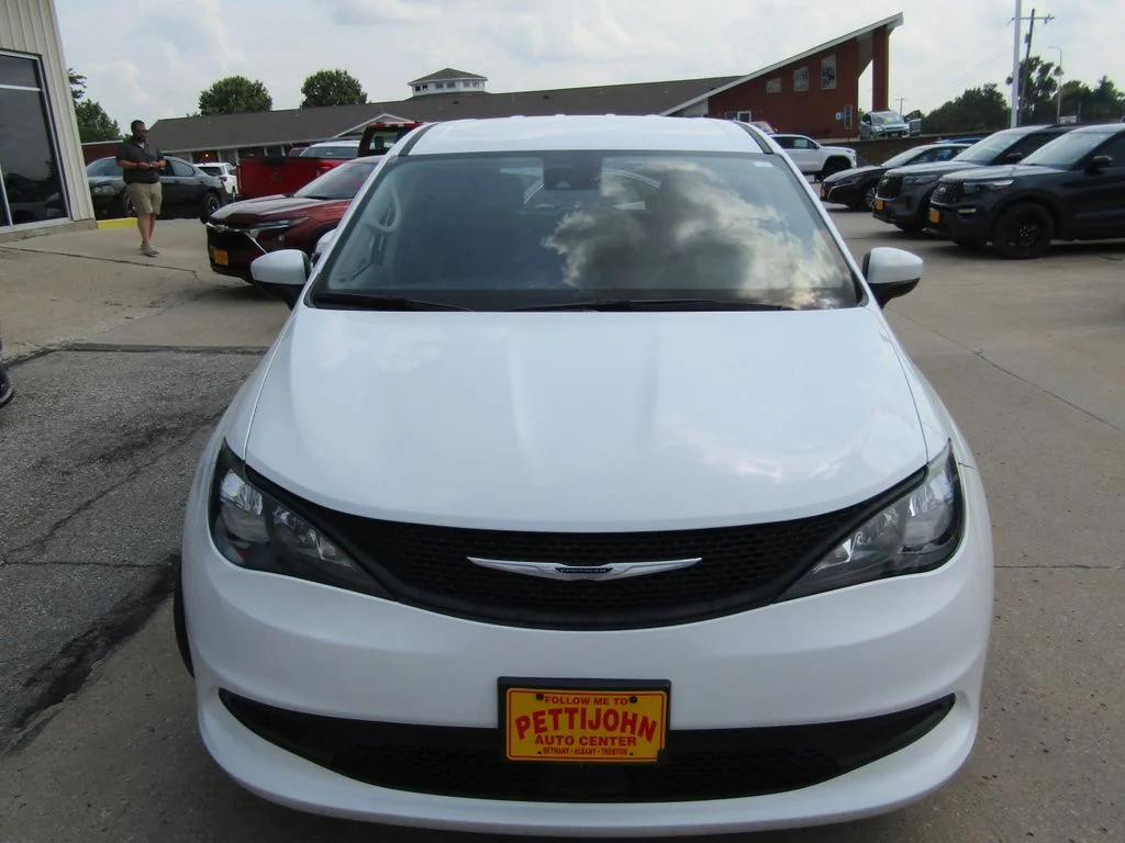 Used 2023 White Chrysler LX image 13