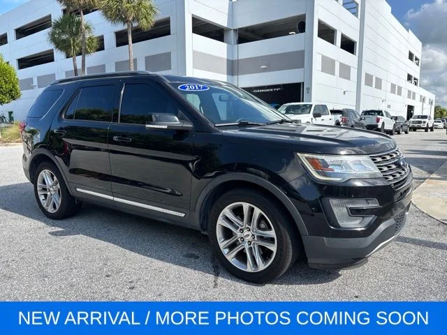 Used 2017 Black Ford XLT image 1