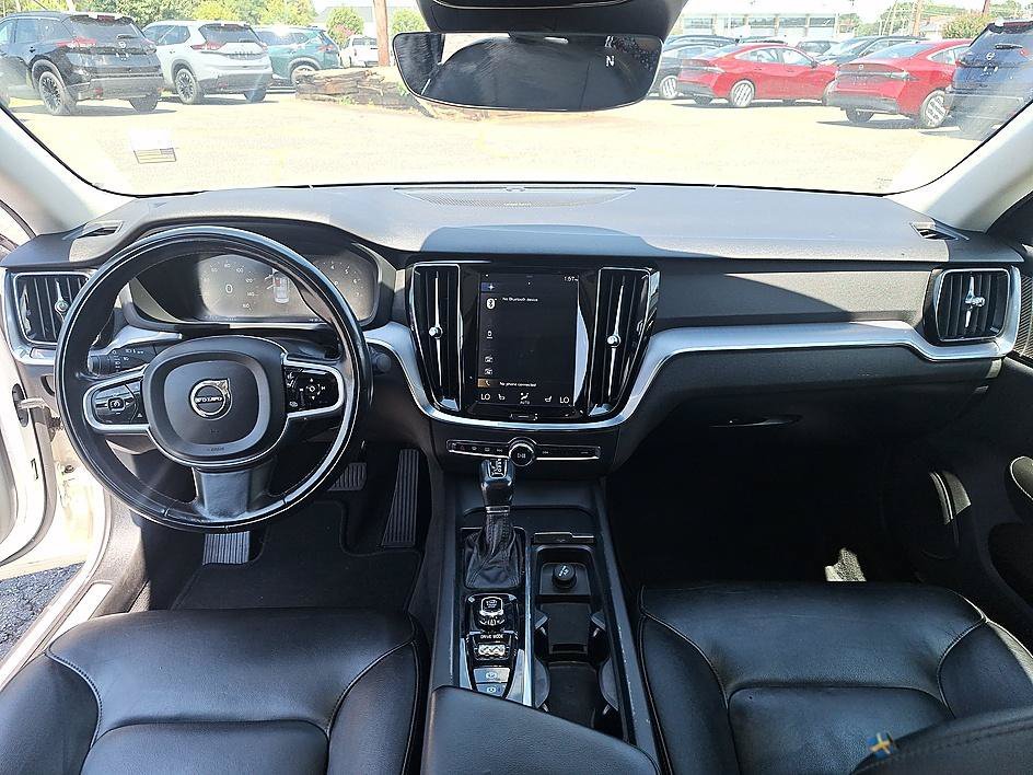Used 2020 Crystal White Pearl Metallic Volvo Momentum image 19