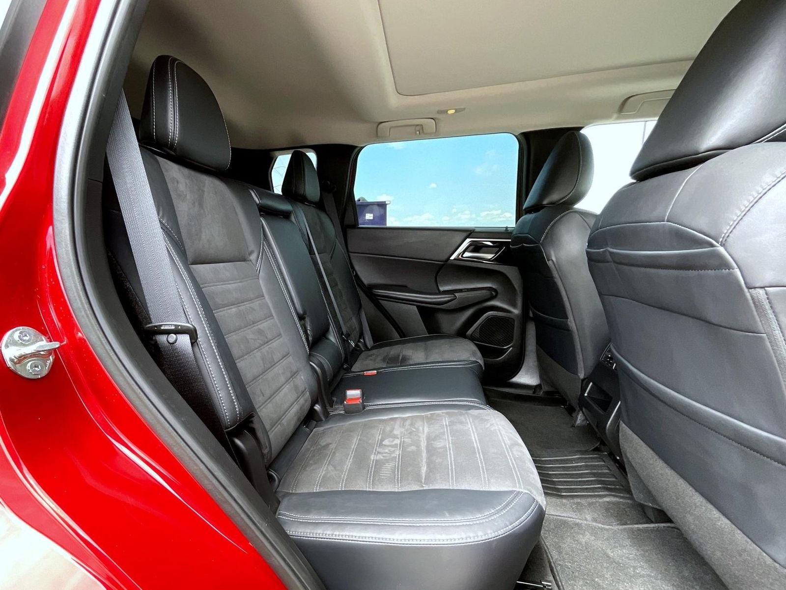 Used 2023 Red Mitsubishi SE image 19