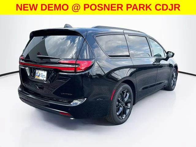 New 2026 Diamond Black Crystal Pearl-Coat Exterior Paint Chrysler Limited image 5