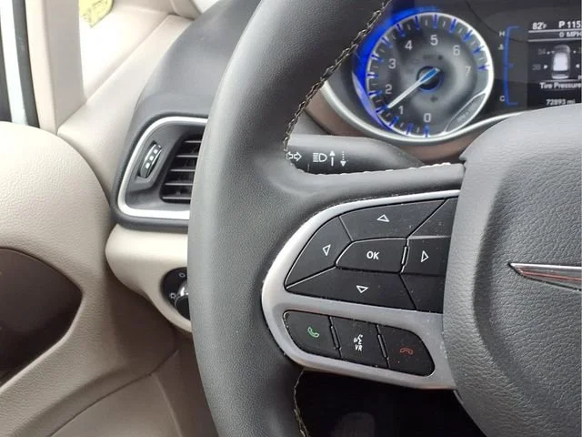 Used 2023  Chrysler LX image 12