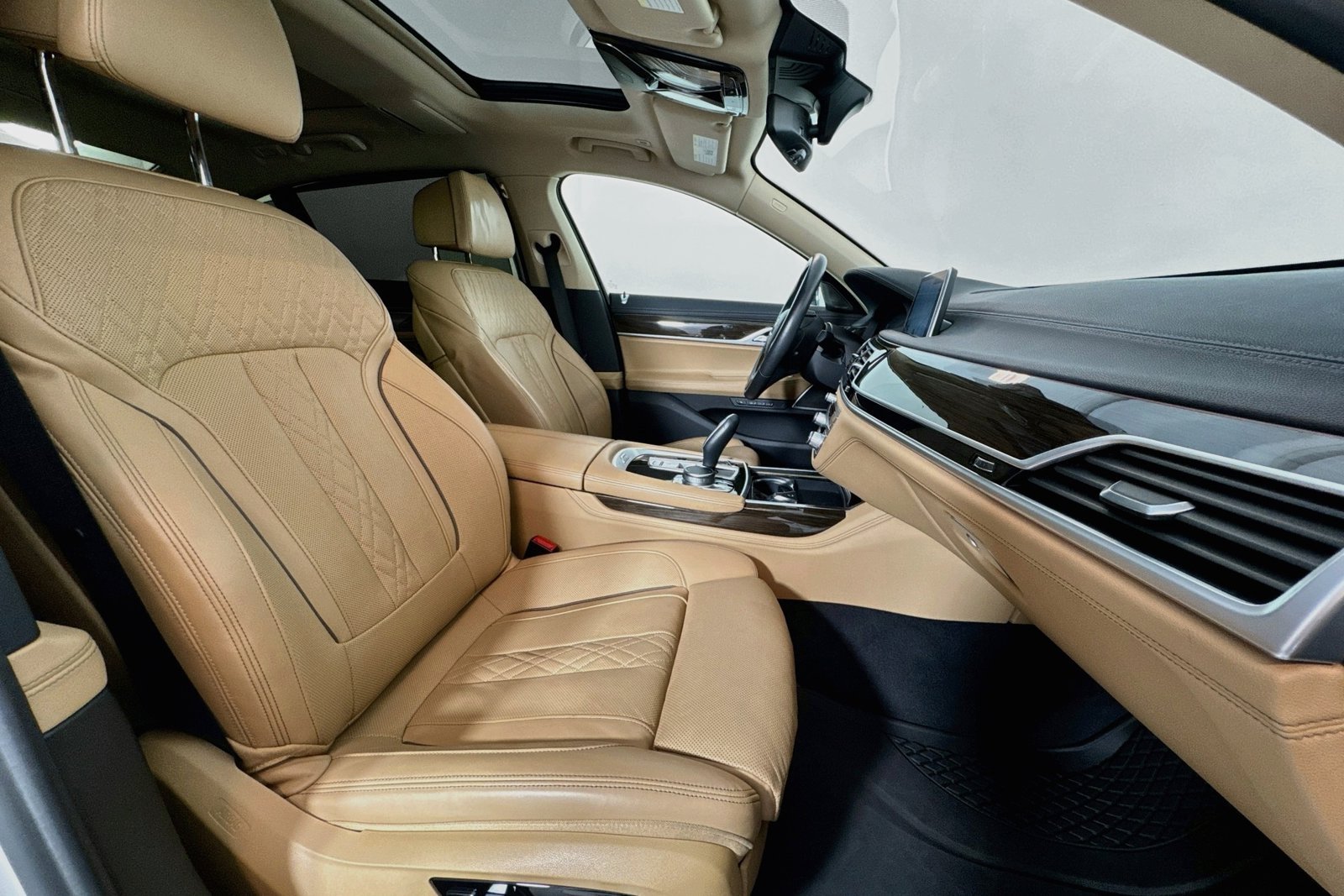 Used 2020 Mineral White Metallic BMW 740i image 27