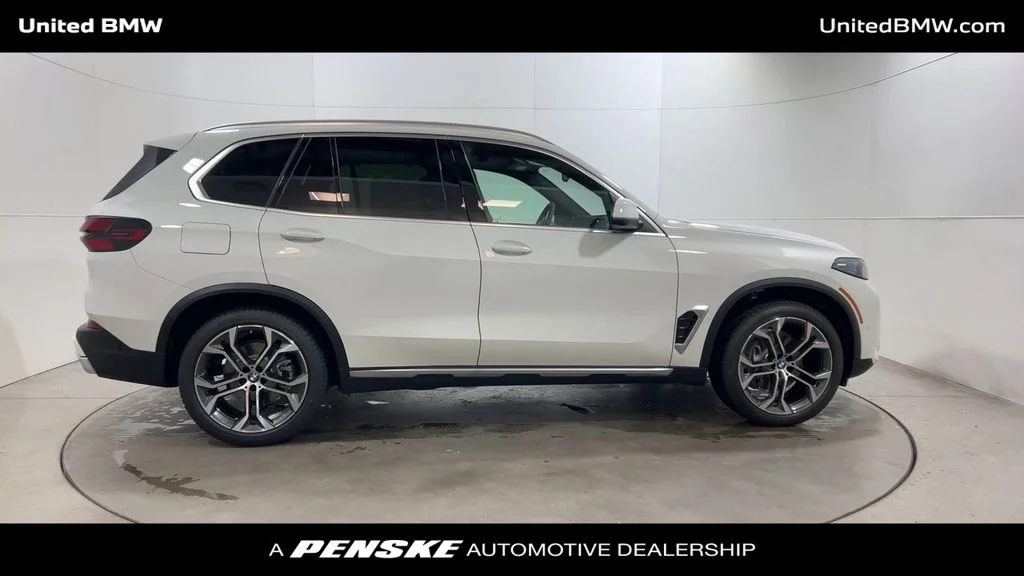 Used 2026 Alpine White BMW sDrive40i image 9